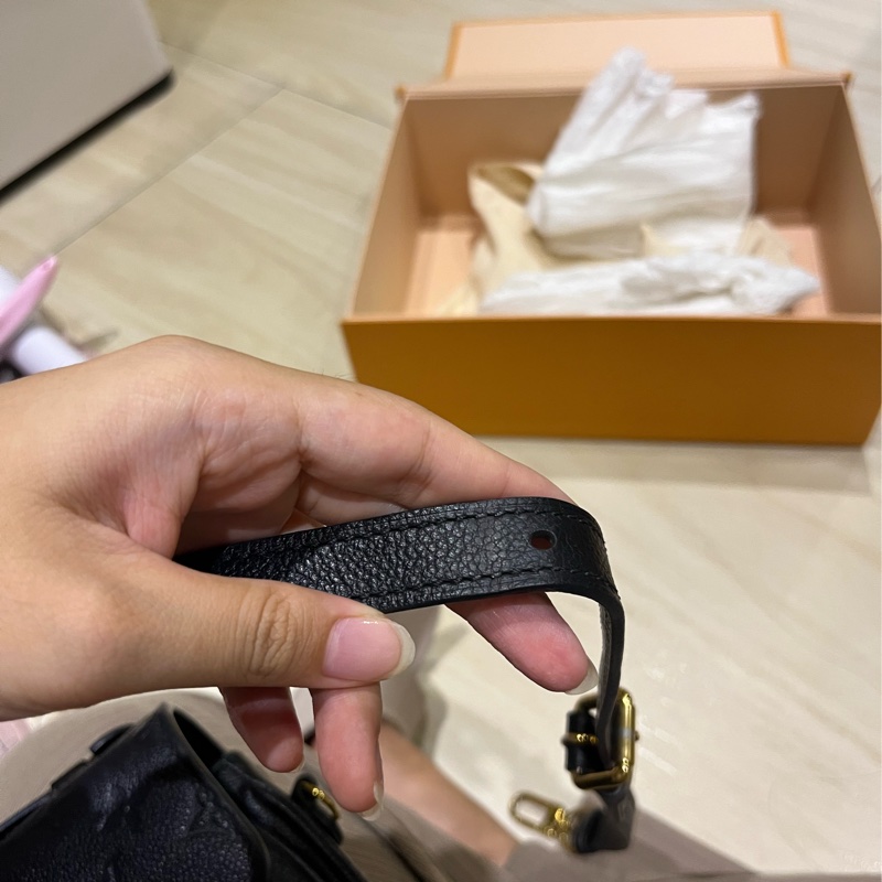 [斑比暴衝💕］內文優惠價‼️Louis Vuitton 路易威登 牛皮郵差包 壓花老花 郵差包-35