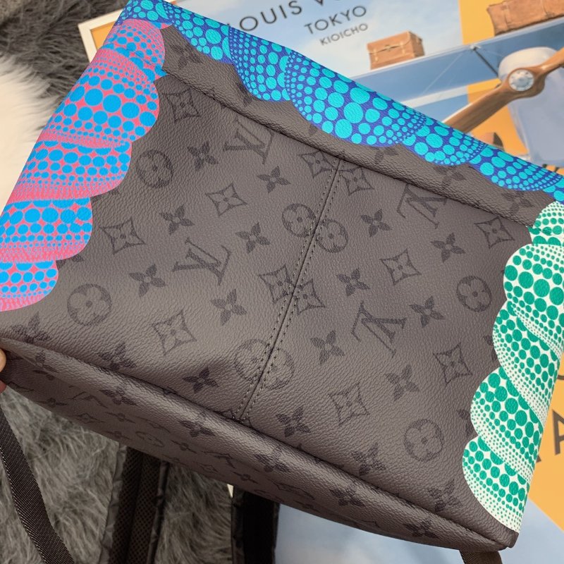 Louis Vuitton LV 黑色字紋草間彌生聯名款DISCOVERY後背包-4