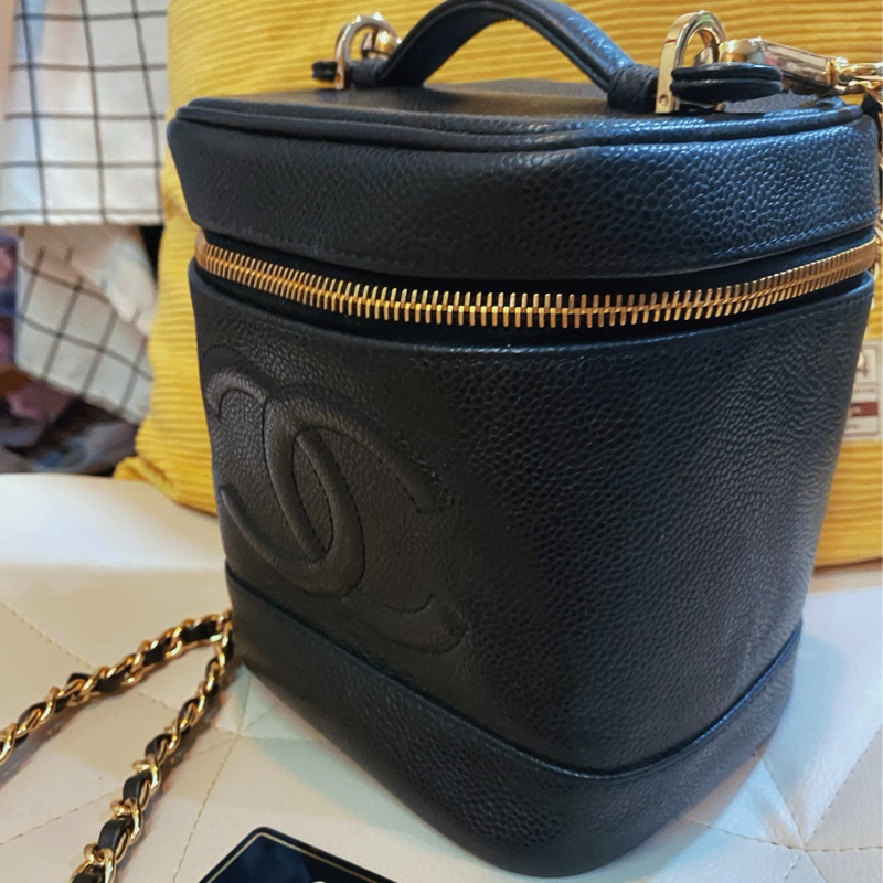 Chanel caviar discount cosmetic vanity bag