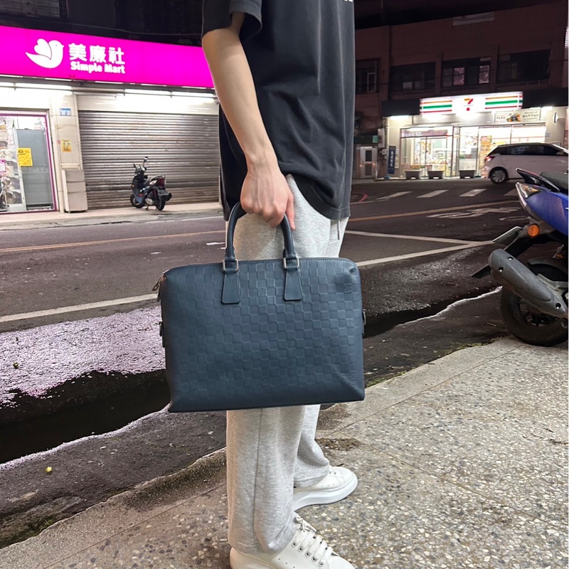 LV  棋盤格牛皮壓紋商務包 公事包  手提包  斜背包-1