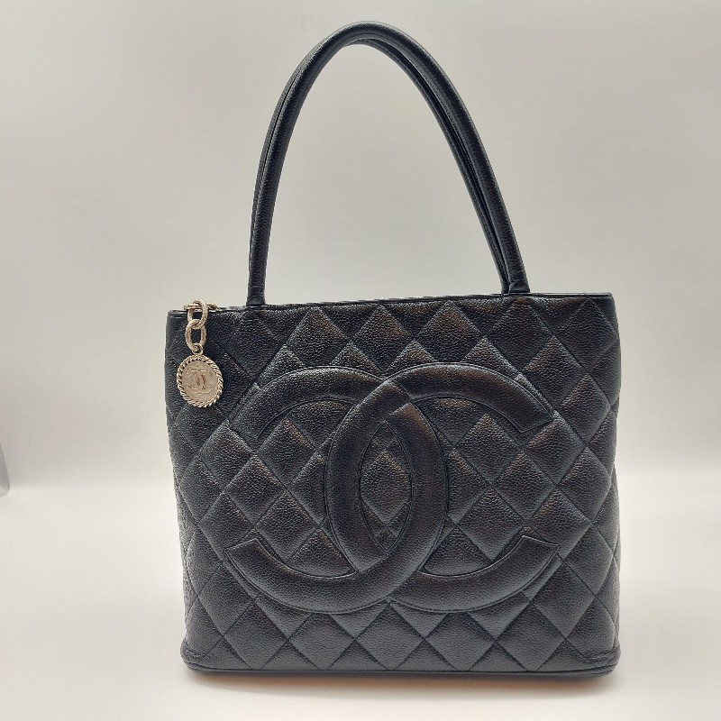 【CHANEL香奈兒】黑色古董包 銀幣荔枝皮希爾頓手提肩背包 經典展示品。
收藏第一首選 經典保值品只有一顆！包包手把很挺 ，狀況很好-0