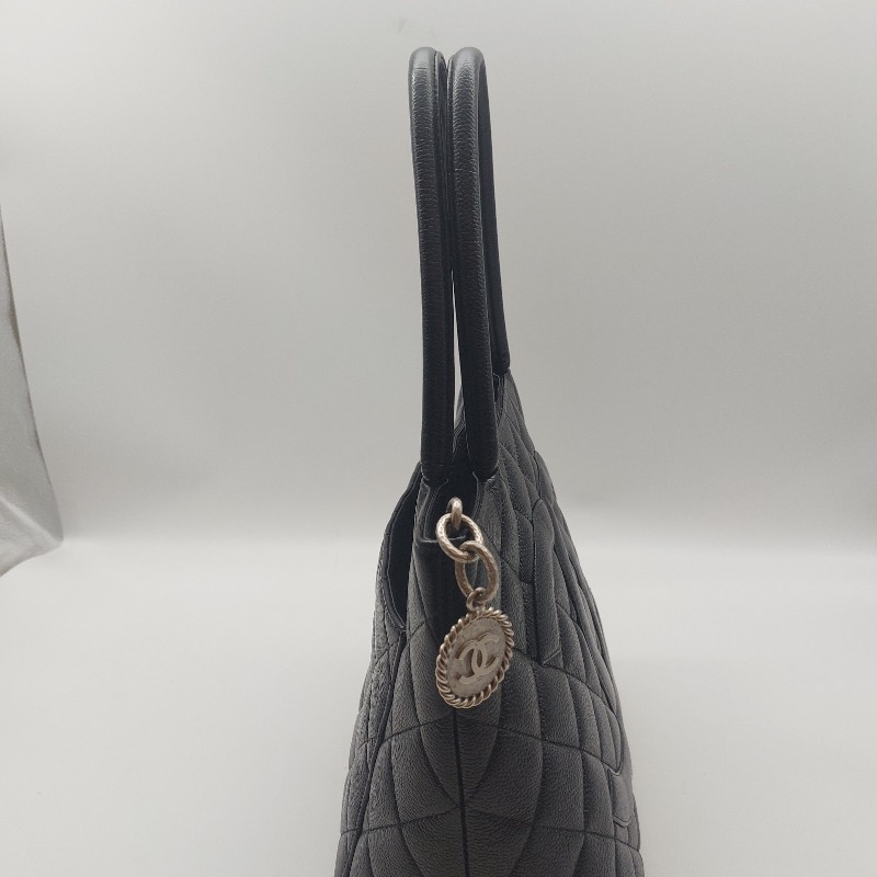 【CHANEL香奈兒】黑色古董包 銀幣荔枝皮希爾頓手提肩背包 經典展示品。
收藏第一首選 經典保值品只有一顆！包包手把很挺 ，狀況很好-1