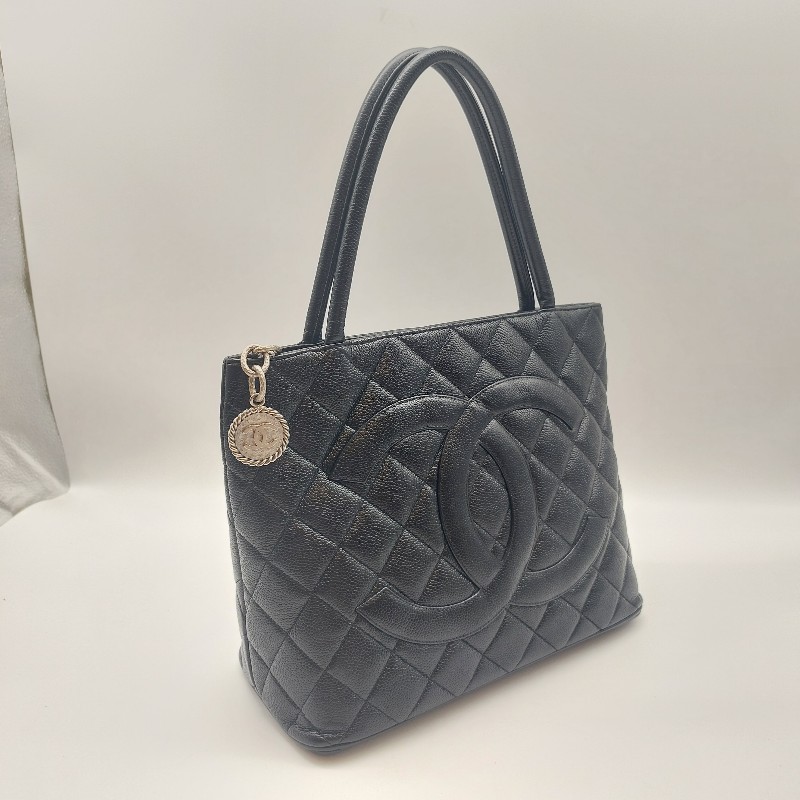 【CHANEL香奈兒】黑色古董包 銀幣荔枝皮希爾頓手提肩背包 經典展示品。
收藏第一首選 經典保值品只有一顆！包包手把很挺 ，狀況很好-3