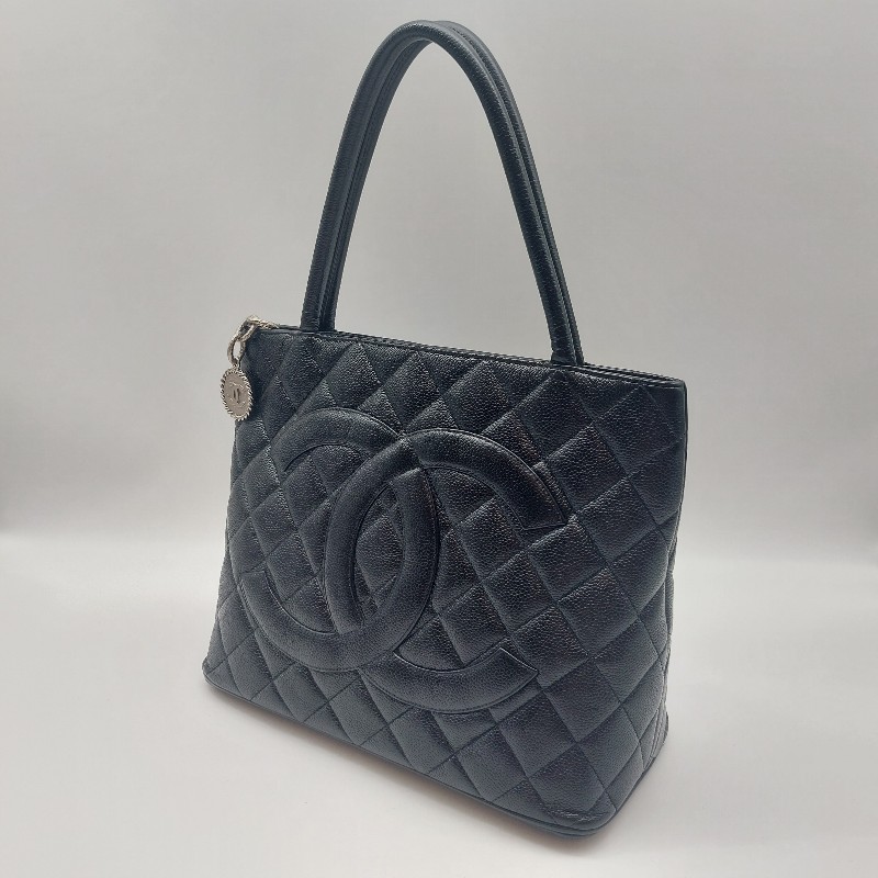 【CHANEL香奈兒】黑色古董包 銀幣荔枝皮希爾頓手提肩背包 經典展示品。
收藏第一首選 經典保值品只有一顆！包包手把很挺 ，狀況很好-4