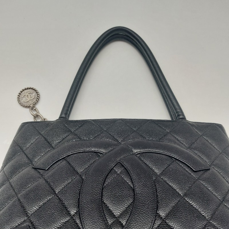 【CHANEL香奈兒】黑色古董包 銀幣荔枝皮希爾頓手提肩背包 經典展示品。
收藏第一首選 經典保值品只有一顆！包包手把很挺 ，狀況很好-7