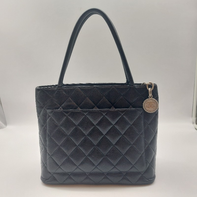 【CHANEL香奈兒】黑色古董包 銀幣荔枝皮希爾頓手提肩背包 經典展示品。
收藏第一首選 經典保值品只有一顆！包包手把很挺 ，狀況很好-12