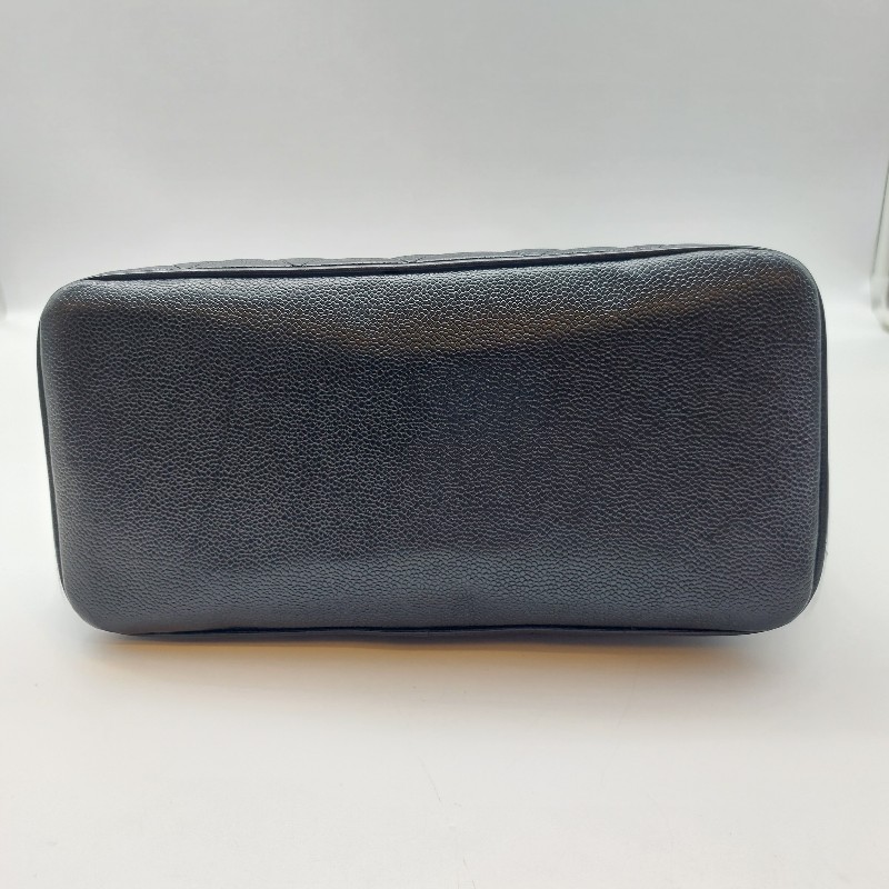 【CHANEL香奈兒】黑色古董包 銀幣荔枝皮希爾頓手提肩背包 經典展示品。
收藏第一首選 經典保值品只有一顆！包包手把很挺 ，狀況很好-16