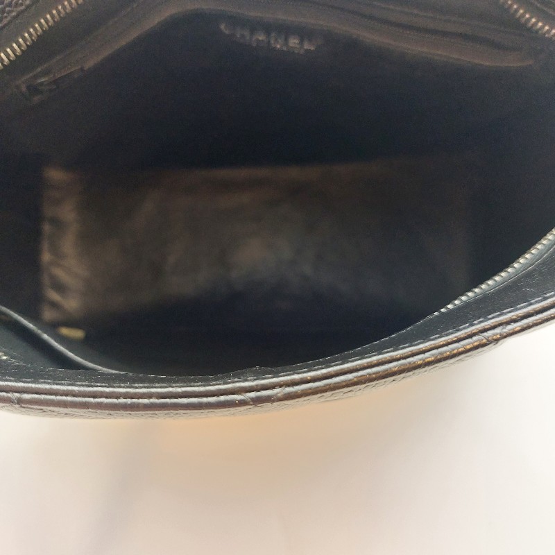 【CHANEL香奈兒】黑色古董包 銀幣荔枝皮希爾頓手提肩背包 經典展示品。
收藏第一首選 經典保值品只有一顆！包包手把很挺 ，狀況很好-18