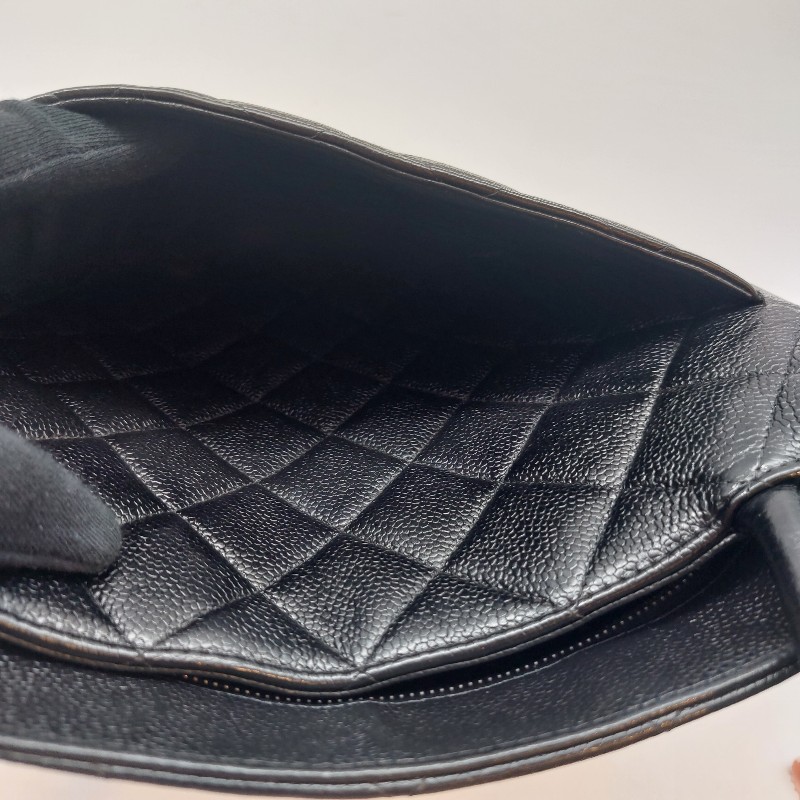 【CHANEL香奈兒】黑色古董包 銀幣荔枝皮希爾頓手提肩背包 經典展示品。
收藏第一首選 經典保值品只有一顆！包包手把很挺 ，狀況很好-19