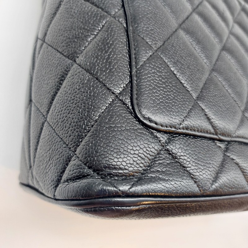 【CHANEL香奈兒】黑色古董包 銀幣荔枝皮希爾頓手提肩背包 經典展示品。
收藏第一首選 經典保值品只有一顆！包包手把很挺 ，狀況很好-22