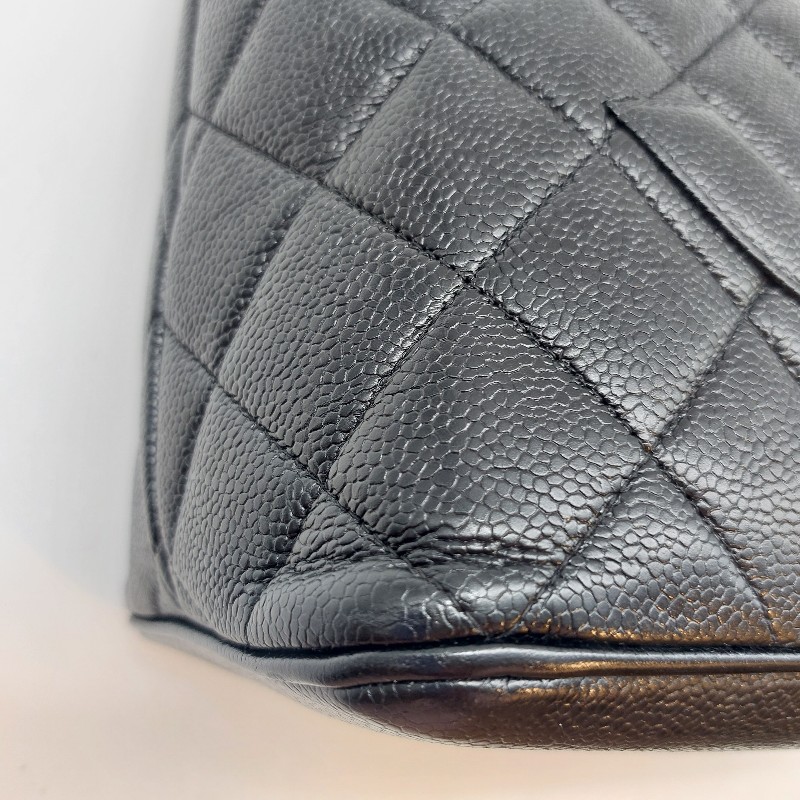 【CHANEL香奈兒】黑色古董包 銀幣荔枝皮希爾頓手提肩背包 經典展示品。
收藏第一首選 經典保值品只有一顆！包包手把很挺 ，狀況很好-24