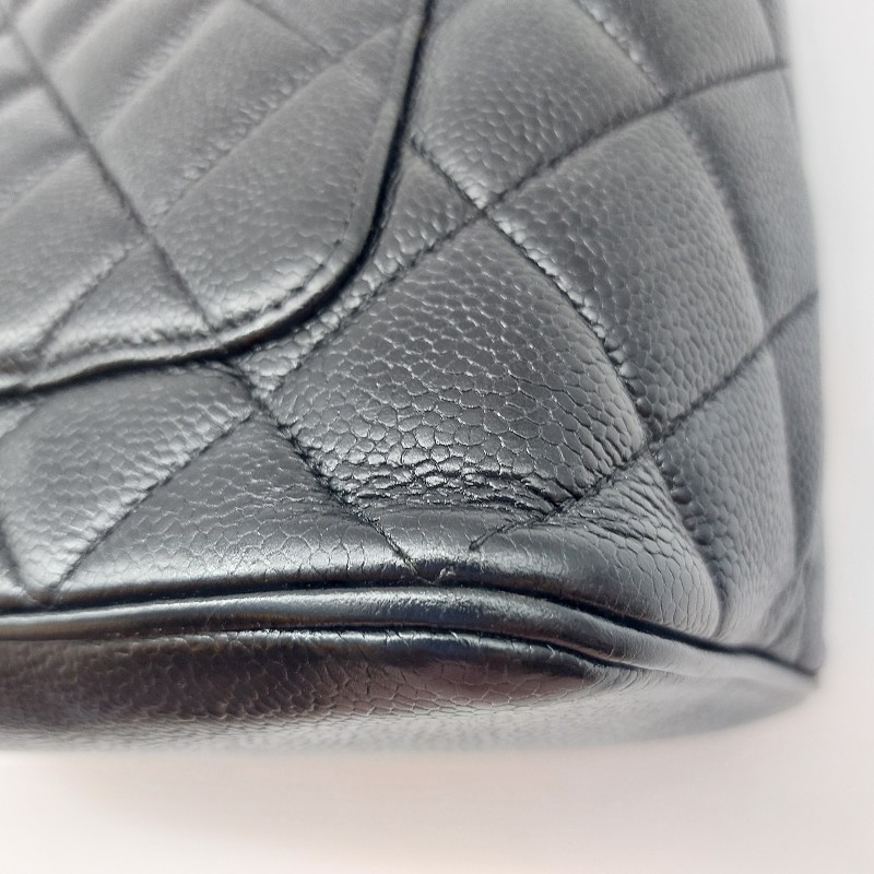 【CHANEL香奈兒】黑色古董包 銀幣荔枝皮希爾頓手提肩背包 經典展示品。
收藏第一首選 經典保值品只有一顆！包包手把很挺 ，狀況很好-27