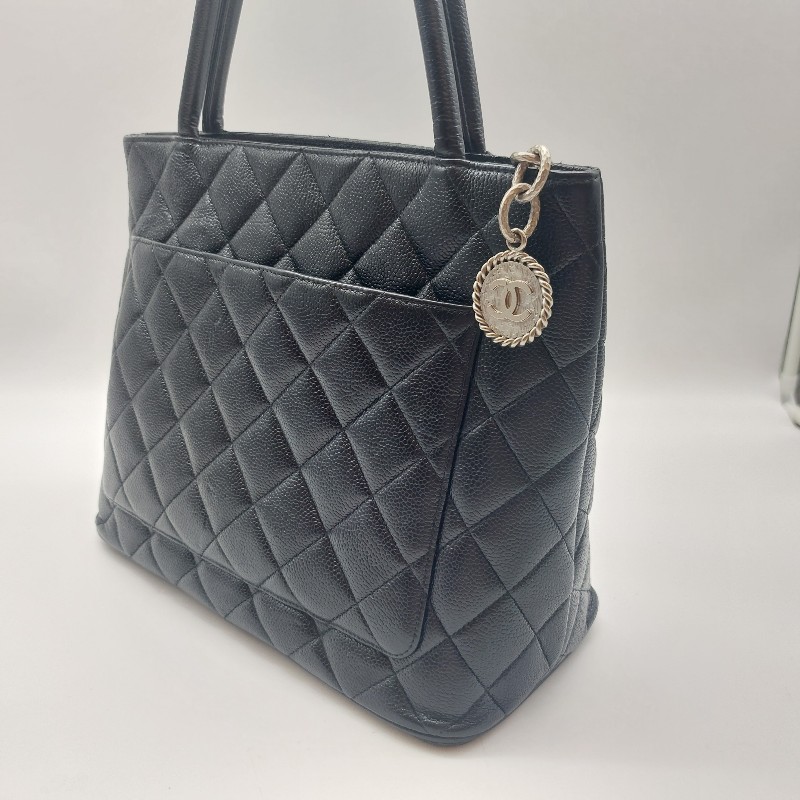 【CHANEL香奈兒】黑色古董包 銀幣荔枝皮希爾頓手提肩背包 經典展示品。
收藏第一首選 經典保值品只有一顆！包包手把很挺 ，狀況很好-30