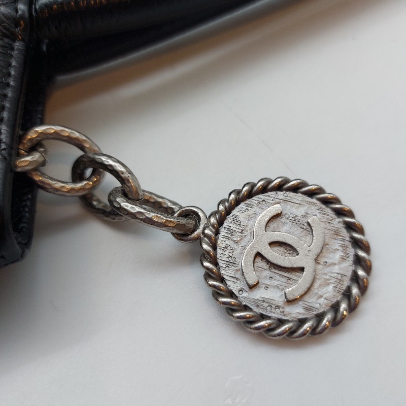 【CHANEL香奈兒】黑色古董包 銀幣荔枝皮希爾頓手提肩背包 經典展示品。
收藏第一首選 經典保值品只有一顆！包包手把很挺 ，狀況很好-34