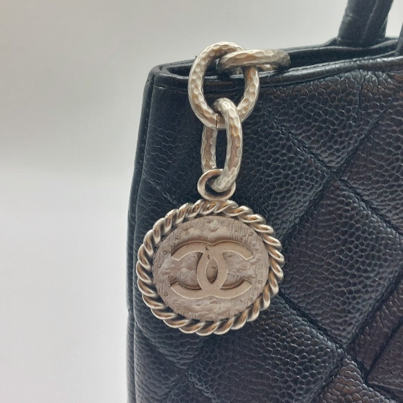 【CHANEL香奈兒】黑色古董包 銀幣荔枝皮希爾頓手提肩背包 經典展示品。
收藏第一首選 經典保值品只有一顆！包包手把很挺 ，狀況很好-37