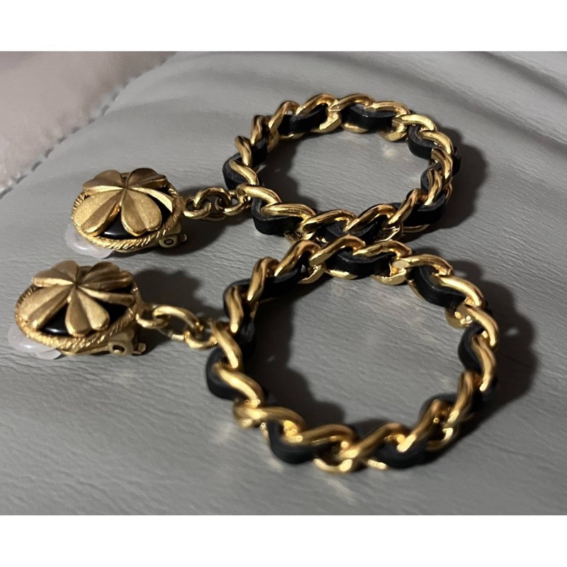 Chanel vintage香奈兒復古稀有款幸運草🍀四葉草黑金垂吊鏈條圈圈造型古董夾式耳環-1