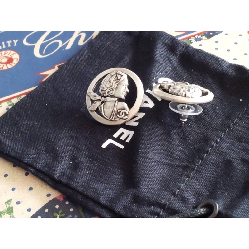 Chanel香奈兒復古風coco可可女士頭像立體雕刻鏤空圓型cc標誌銀灰色耳釘耳環-2