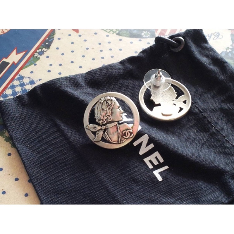 Chanel香奈兒復古風coco可可女士頭像立體雕刻鏤空圓型cc標誌銀灰色耳釘耳環-3