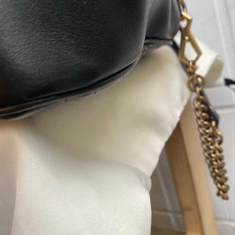 「已售出」二手真品GUCCI 498110 GG Marmont黑色牛皮山形紋復古金扣手提側背包小款-8