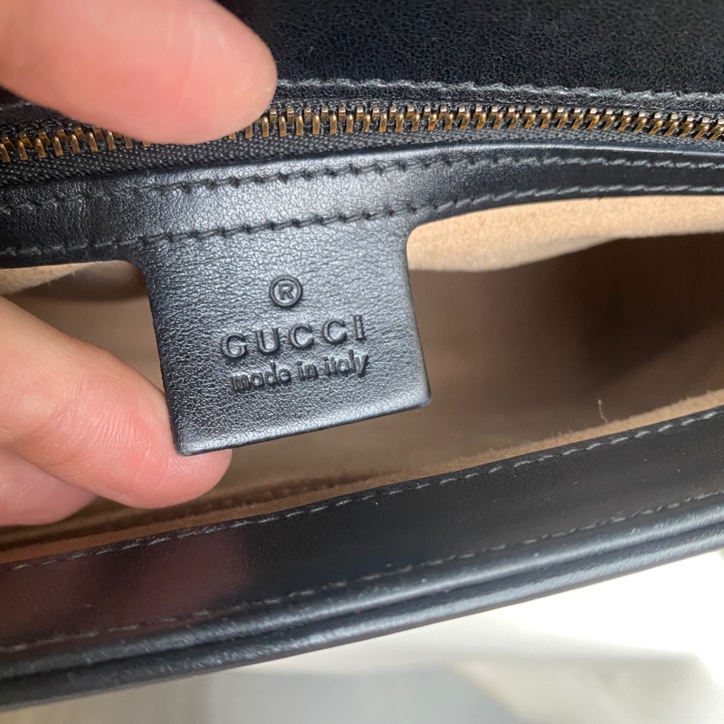 「已售出」二手真品GUCCI 498110 GG Marmont黑色牛皮山形紋復古金扣手提側背包小款-12