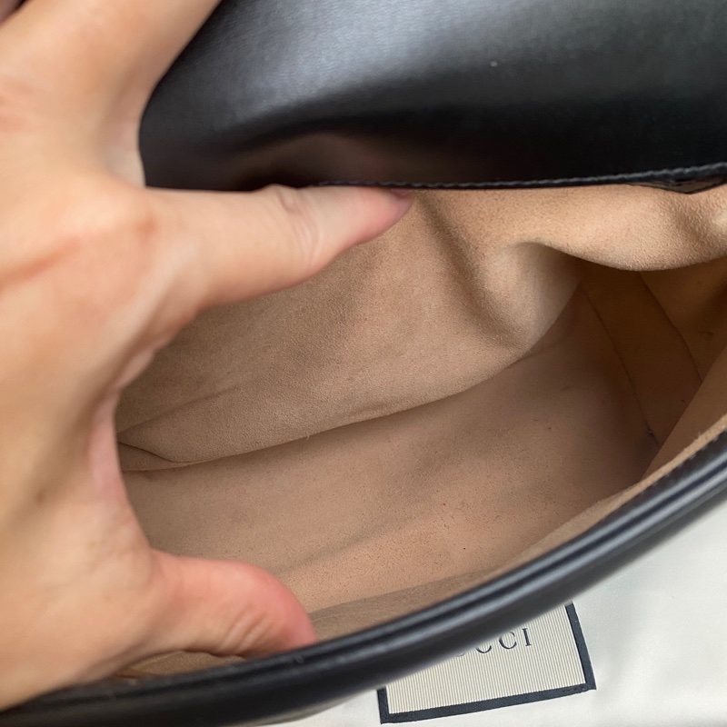 「已售出」二手真品GUCCI 498110 GG Marmont黑色牛皮山形紋復古金扣手提側背包小款-14