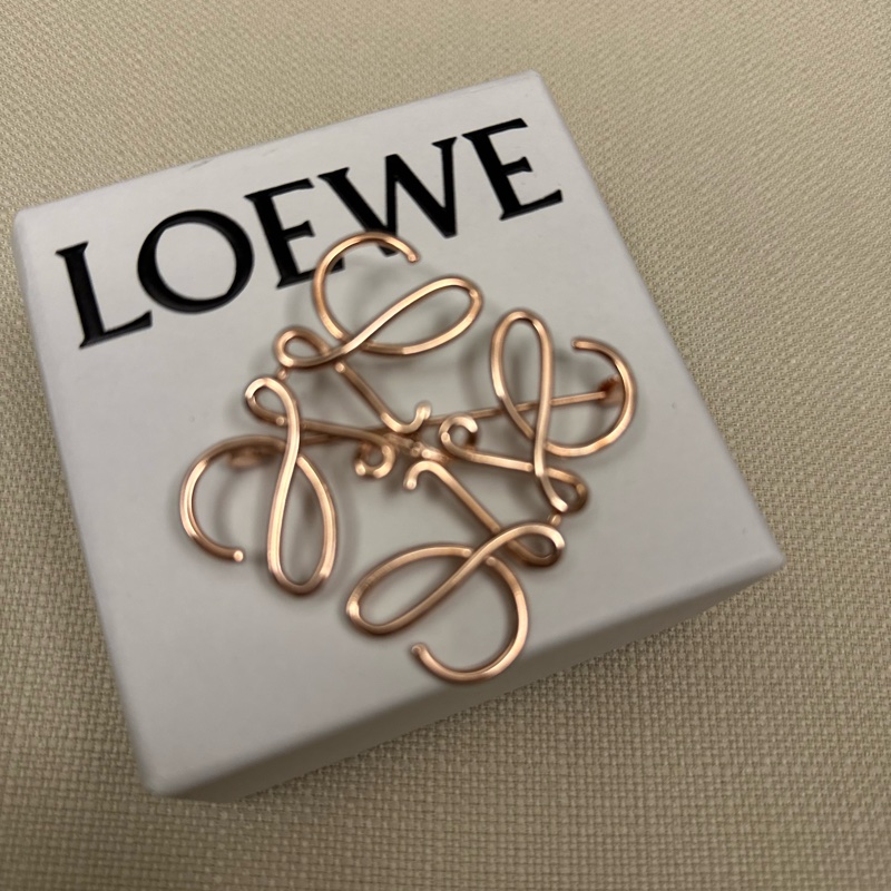 LOEWE 經典Logo 胸針-0