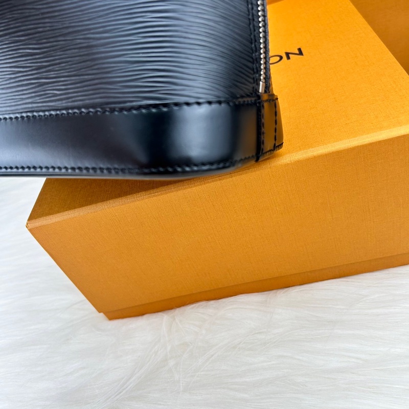 LV M40862 經典 EPI 水波紋ALMA BB手提/斜背艾瑪包(迷你-黑)-10