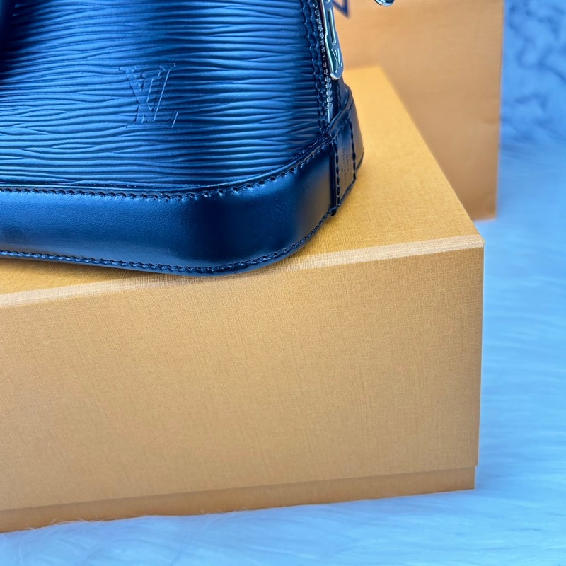 LV M40862 經典 EPI 水波紋ALMA BB手提/斜背艾瑪包(迷你-黑)-12