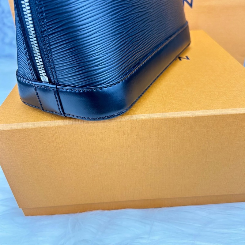 LV M40862 經典 EPI 水波紋ALMA BB手提/斜背艾瑪包(迷你-黑)-13