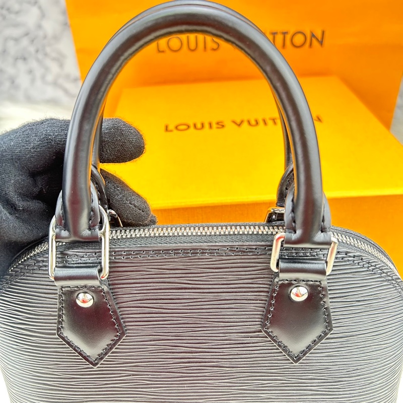 LV M40862 經典 EPI 水波紋ALMA BB手提/斜背艾瑪包(迷你-黑)-15