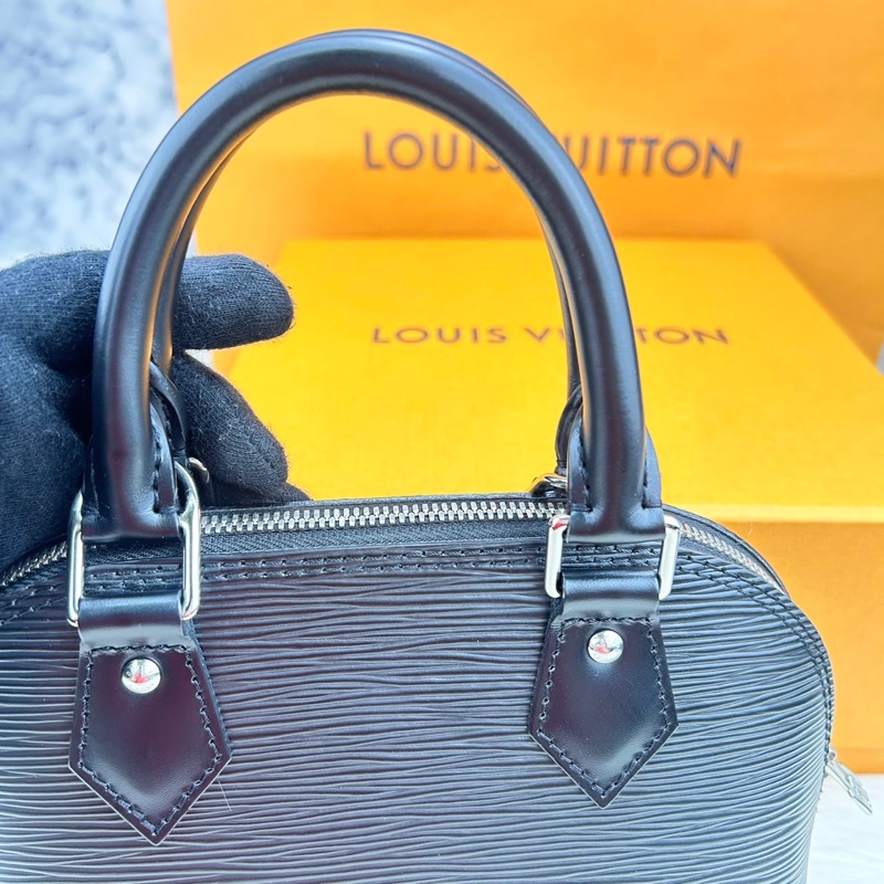 LV M40862 經典 EPI 水波紋ALMA BB手提/斜背艾瑪包(迷你-黑)-16