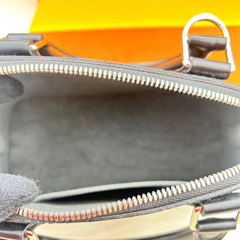 LV M40862 經典 EPI 水波紋ALMA BB手提/斜背艾瑪包(迷你-黑)-21