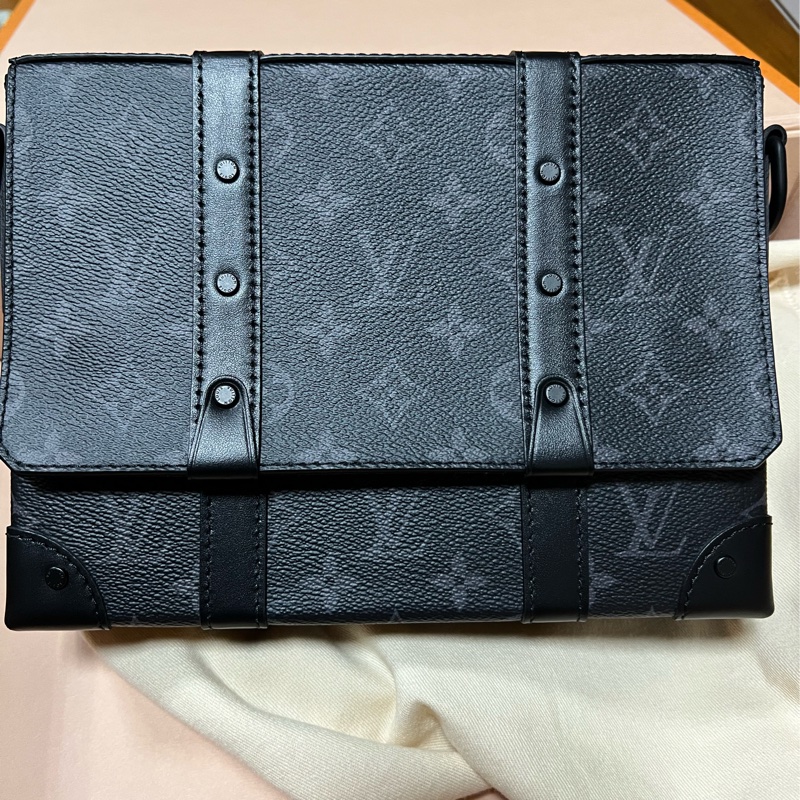 Louis Vuitton M45727 Trunk  經典黑花紋方形斜背郵差包-1