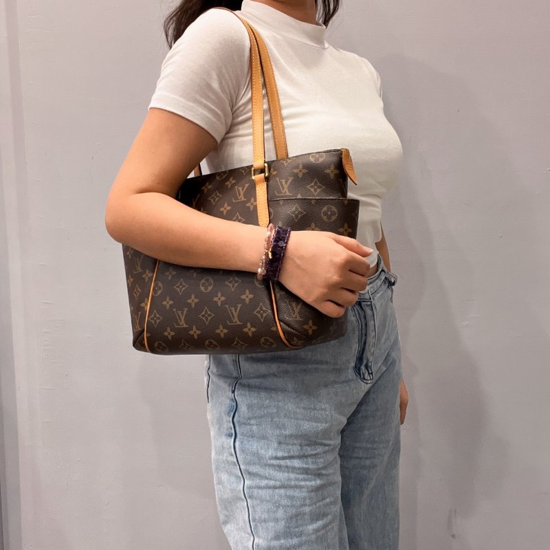 Louis Vuitton LV 老花字紋 小款 口袋天心包/側肩包/購物包-11