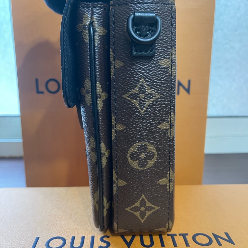 新款Lv經典老花手機包（大全配、發票、購買證明齊全）-9