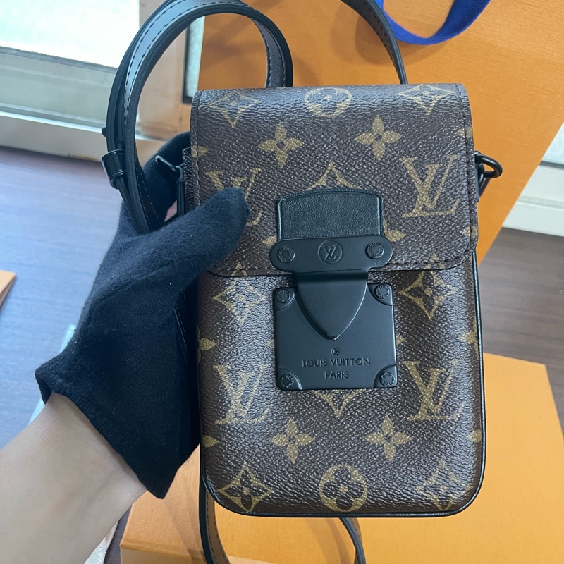 新款Lv經典老花手機包（大全配、發票、購買證明齊全）-16