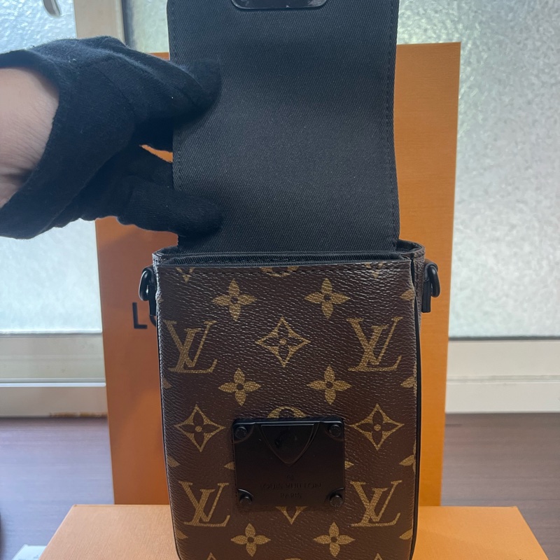 新款Lv經典老花手機包（大全配、發票、購買證明齊全）-17