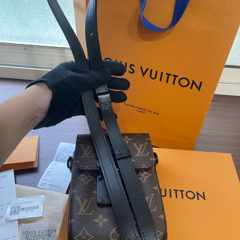 新款Lv經典老花手機包（大全配、發票、購買證明齊全）-23