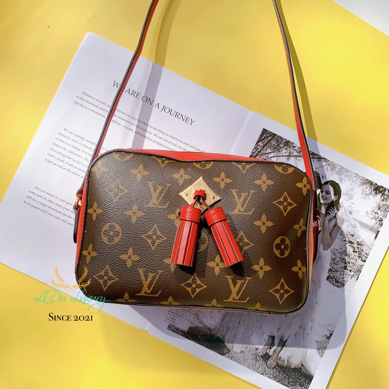 LV 紅x字紋流蘇相機包-0