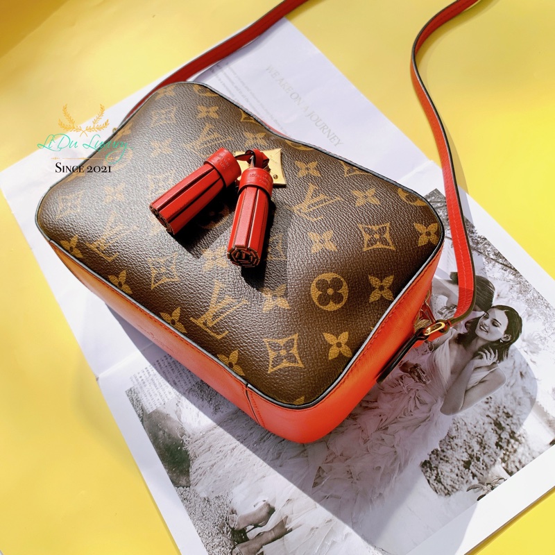 LV 紅x字紋流蘇相機包-1