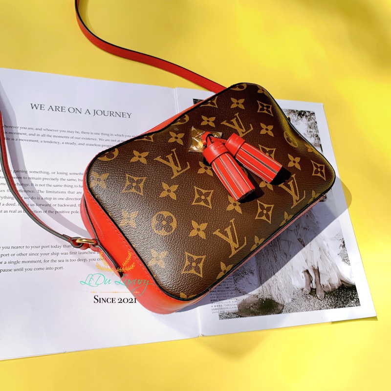 LV 紅x字紋流蘇相機包-2