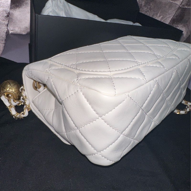 CHANEL 17cm 爆款白色金球方胖子#小金球鏈包#小羊皮、琺瑯-17