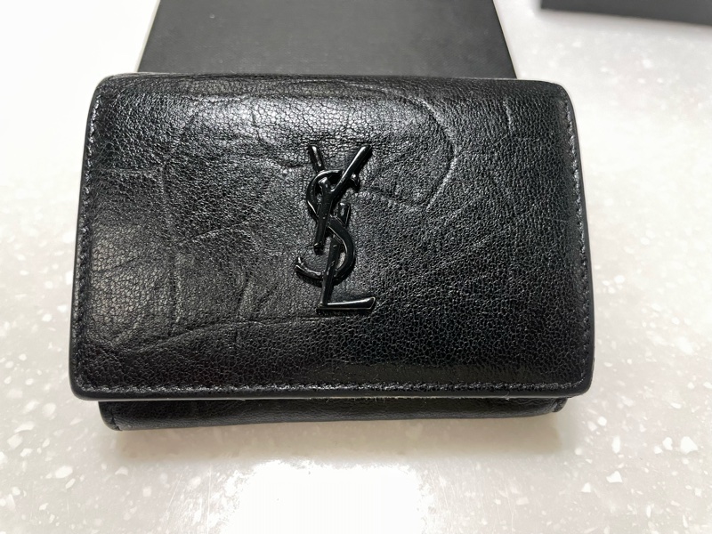 購於19年新光三越A9 八成新 ysl 全黑鱷魚壓紋短夾-1