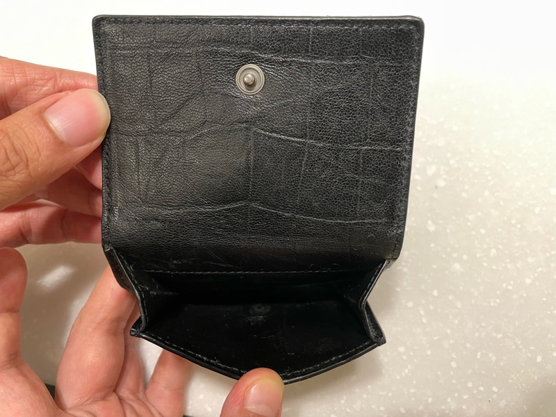 購於19年新光三越A9 八成新 ysl 全黑鱷魚壓紋短夾-6