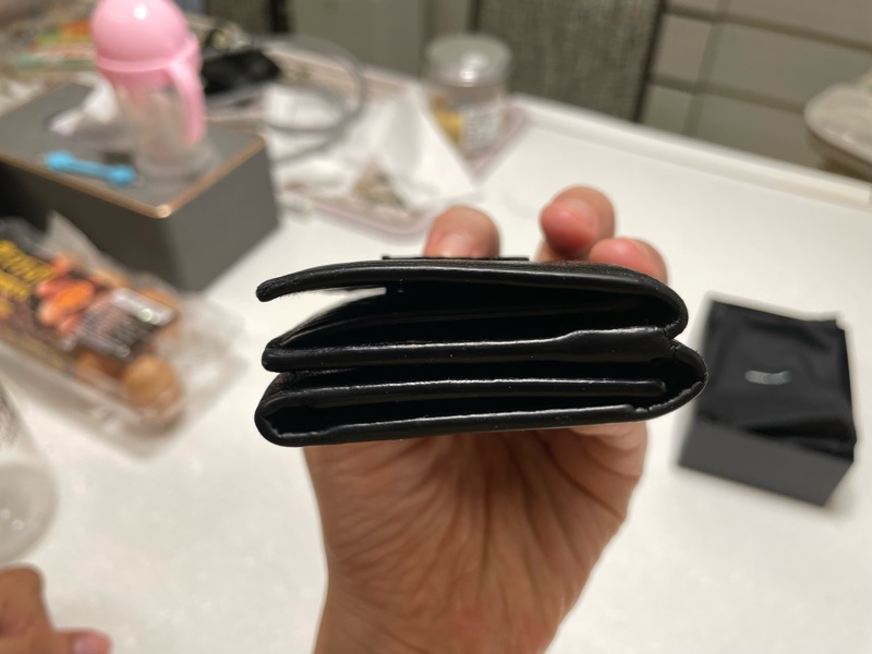 購於19年新光三越A9 八成新 ysl 全黑鱷魚壓紋短夾-9