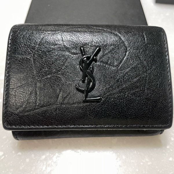 購於19年新光三越A9 八成新 ysl 全黑鱷魚壓紋短夾-10
