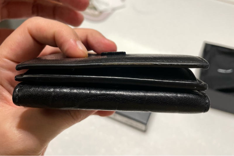 購於19年新光三越A9 八成新 ysl 全黑鱷魚壓紋短夾-13