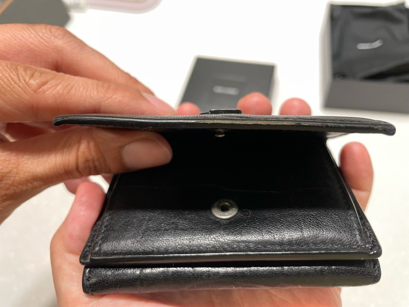 購於19年新光三越A9 八成新 ysl 全黑鱷魚壓紋短夾-15