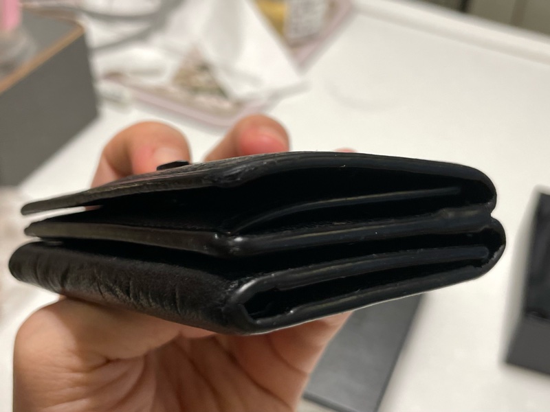 購於19年新光三越A9 八成新 ysl 全黑鱷魚壓紋短夾-19