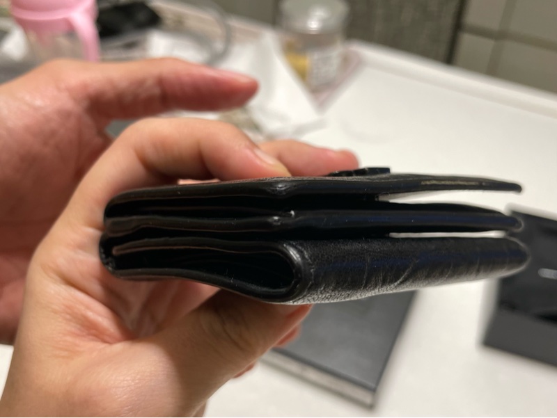 購於19年新光三越A9 八成新 ysl 全黑鱷魚壓紋短夾-21